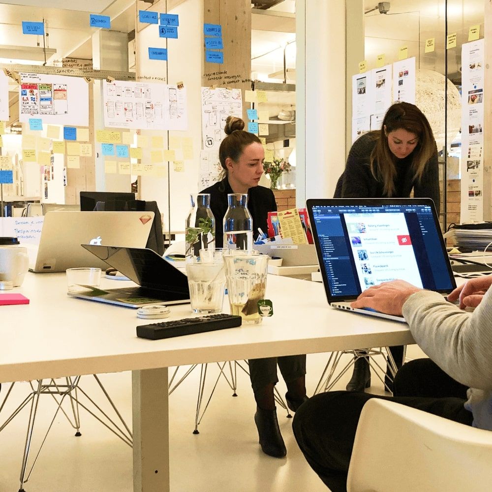 Vrouwen zitten aan tafel en zijn met elkaar aan het brainstormen