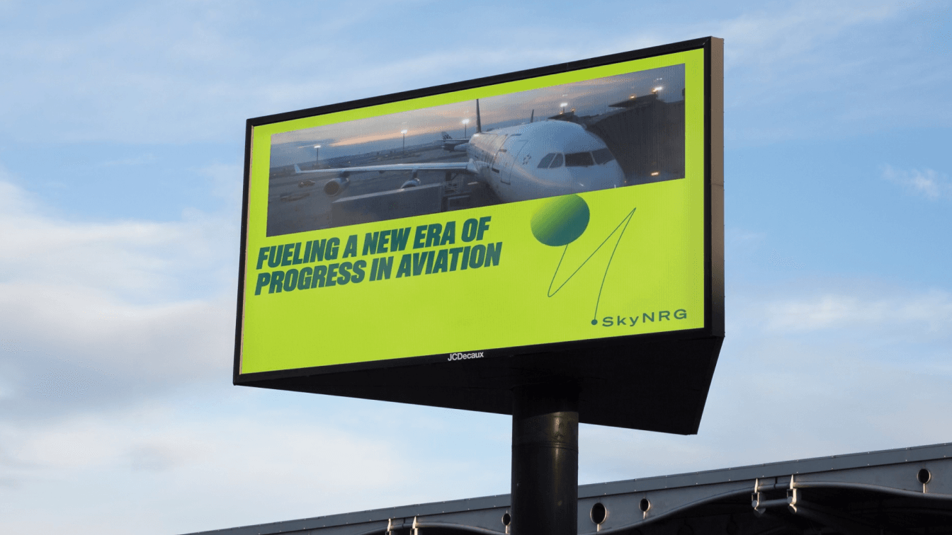 Een billboard van SkyNRG met de tekst: 'Fueling a new era of progress in aviation'