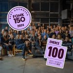 Groepsfoto met alle collega's van Norday erover heen zijn twee stickers geplakt eentje met het logo van FONK150 en eentje met Emerce100
