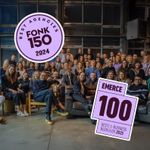 Groepsfoto met alle collega's van Norday erover heen zijn twee stickers geplakt eentje met het logo van FONK150 en eentje met Emerce100