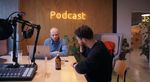 Twee mannen nemen een podcast op in een podcast ruimte