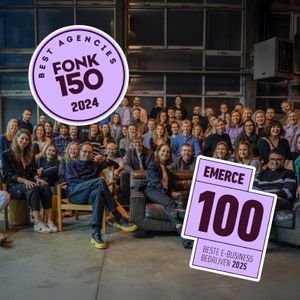 Groepsfoto met alle collega's van Norday erover heen zijn twee stickers geplakt eentje met het logo van FONK150 en eentje met Emerce100