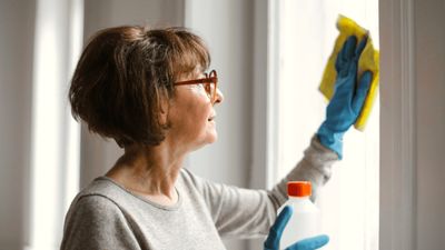 Vrouw maakt schoon