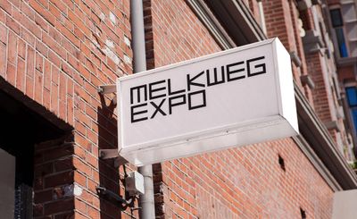 Uithangbord met de tekst 'Melkweg Expo'