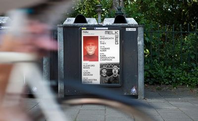 Container met poster waarop de agenda van de Melkweg staat