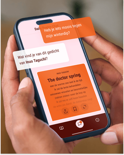 Close up van handen die een telefoon vasthouden waarop de Poetry Pal app te zien is