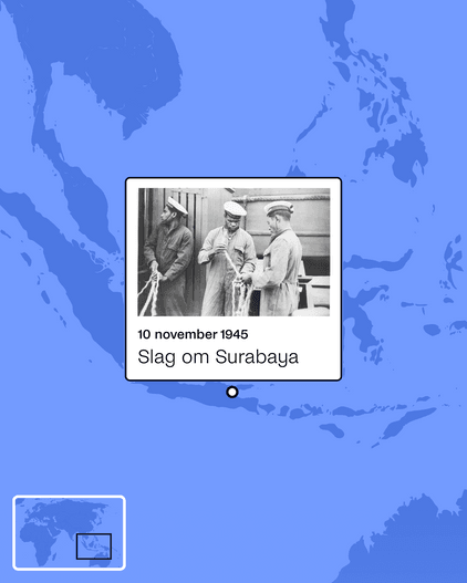 Foto van 3 mensen in voormalig Nederlands Indië. Eronder staat 10 november 1945 Slag om Surabaya