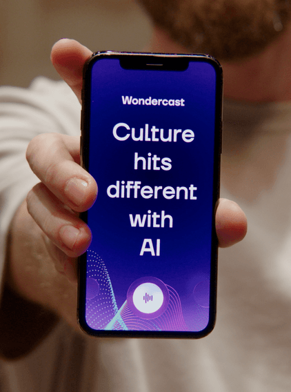 Iemand houdt een telefoon vast. Op het scherm staat: Culture hits different with AI