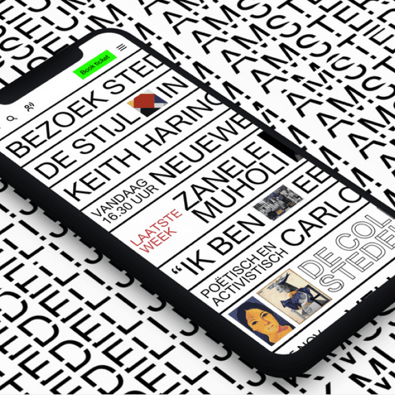 Stedelijk museum Amsterdam website op een telefoon