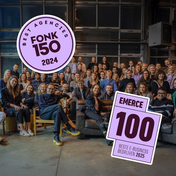 Groepsfoto met alle collega's van Norday erover heen zijn twee stickers geplakt eentje met het logo van FONK150 en eentje met Emerce100