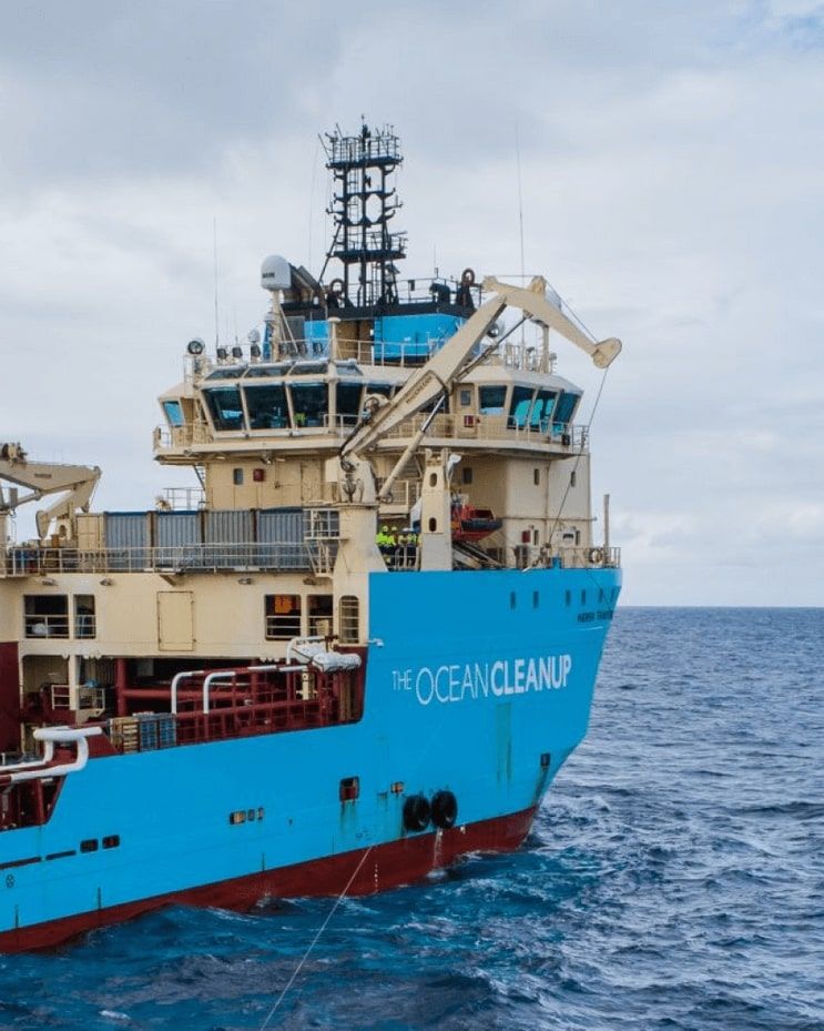 Een schip van The Ocean Cleanup vaart op zee
