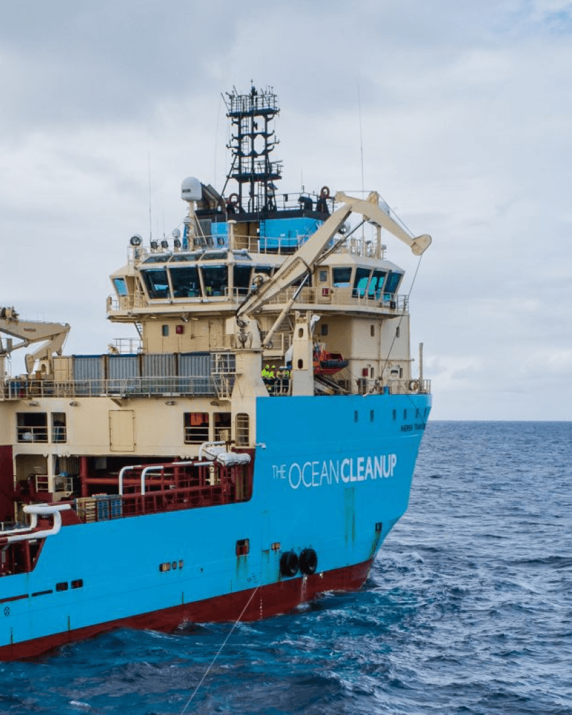 Een schip van The Ocean Cleanup vaart op zee